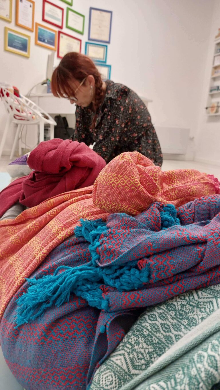 Fase finale della chiusura con Rebozo con i tessuti avvolti intorno al corpo